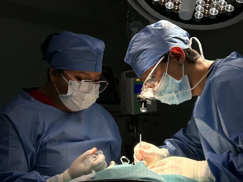 Especialistas de Lomont® operando a un paciente neurológico: el mismo médico que indica e interpreta el estudio de imagen es quien realiza la cirugía