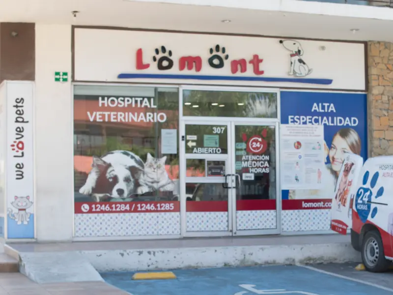 Fachada del Hospital Veterinario Lomont® La Rioja, local 307 de Plaza Comercial Paseo sobre Carretera Nacional en Monterrey, con señalización de atención médica 24 horas y alta especialidad